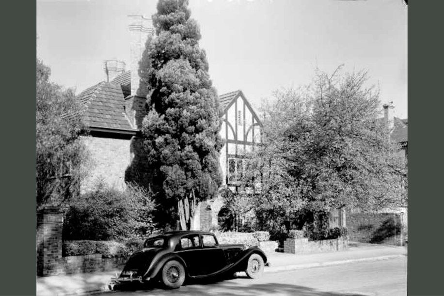 An Old English-style property in South Yarra, 1949, photographed by Lyle Fowler
Source: State Library of Victoria